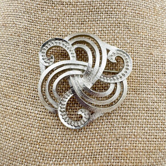 Vintage Monet Swirl Filigree Brooch Textured Elegance Glamour Timeless Retro - Picture 5 of 7
